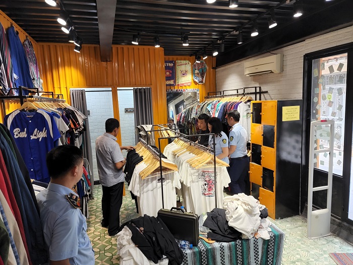 Hà Nội: Thu giữ nhiều sản phẩm nhập lậu tại cửa hàng thời trang 1990 Unisex