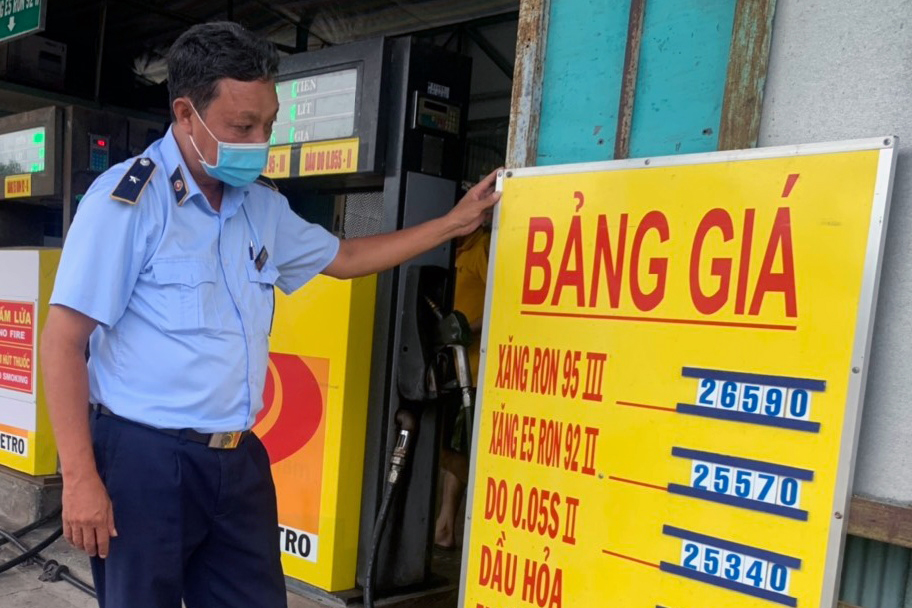 Xử phạt 2 đại lý xăng dầu niêm yết giá bán lẻ không đúng quy định