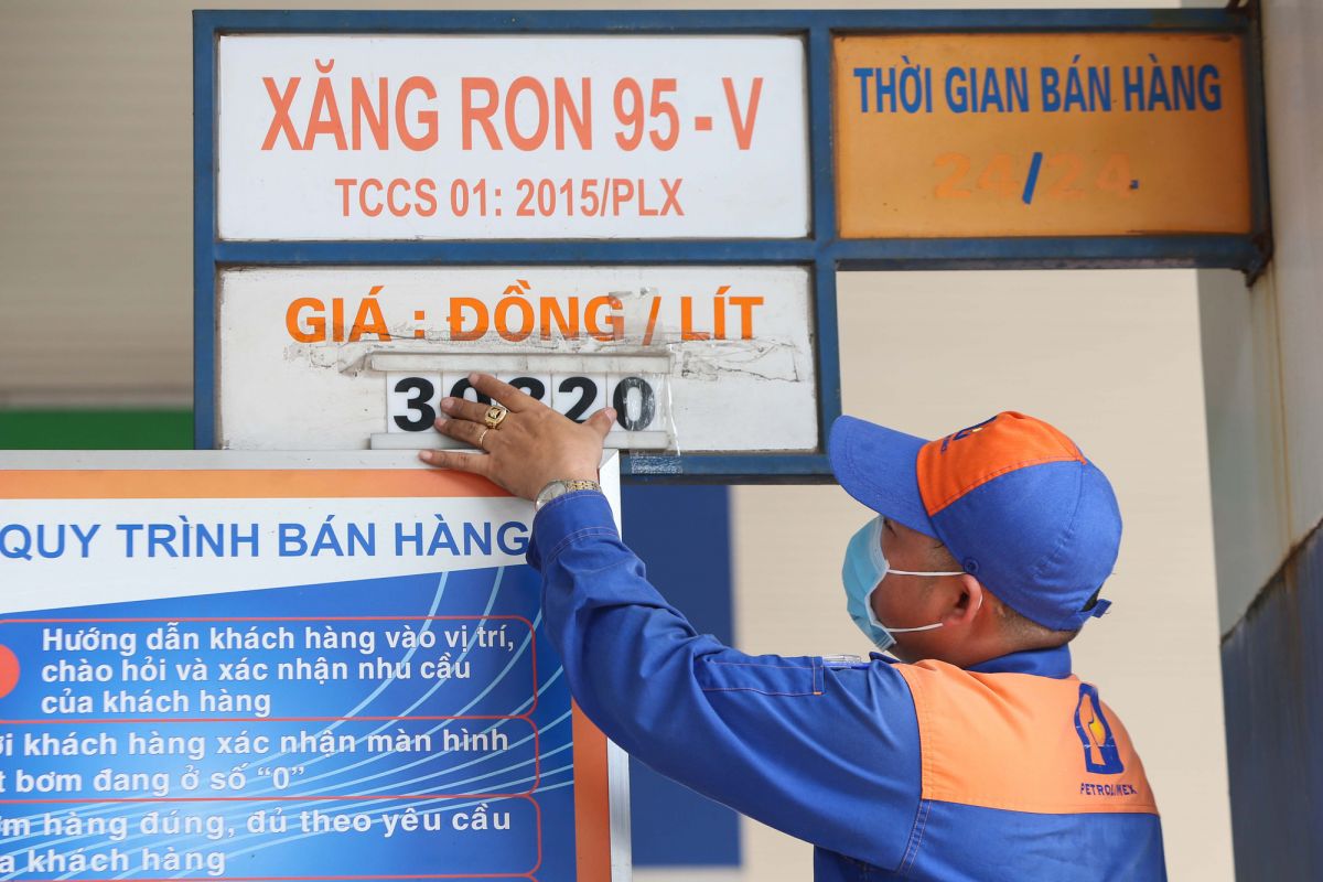Giá xăng, dầu đồng loạt giảm hơn 1.000 đồng/lít