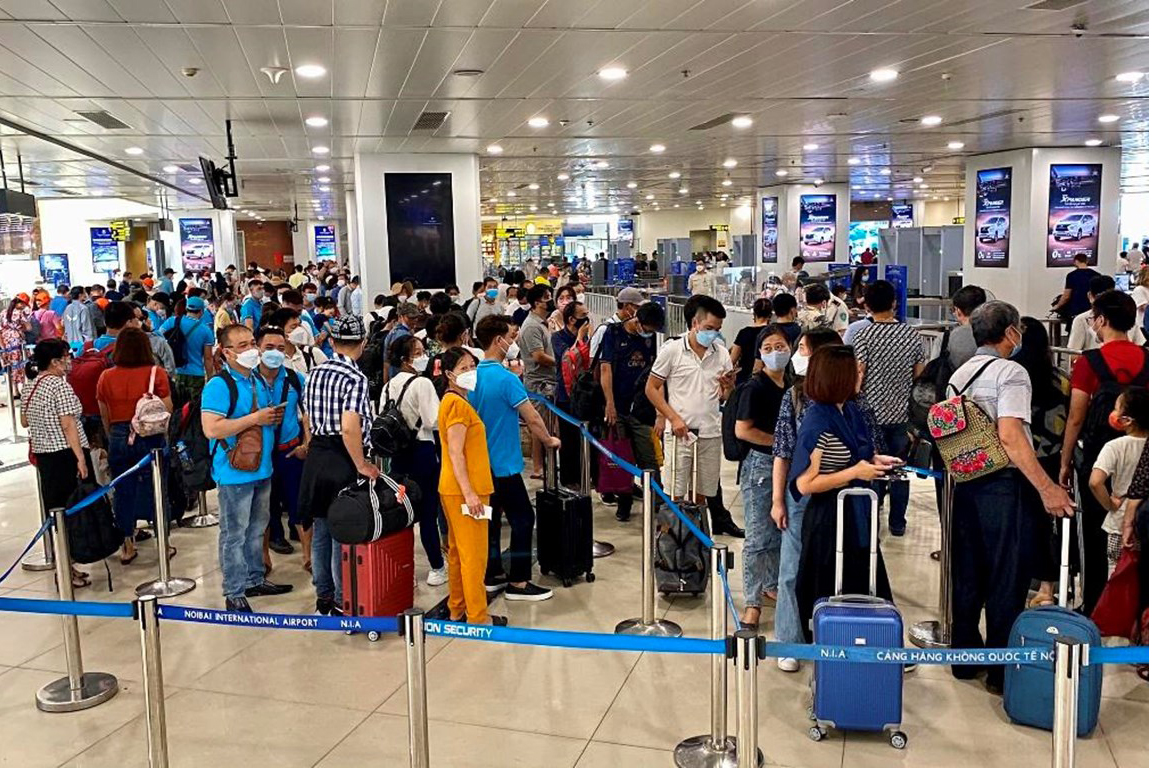 Hàng loạt chuyến bay bị hủy do ảnh hưởng của bão Noru