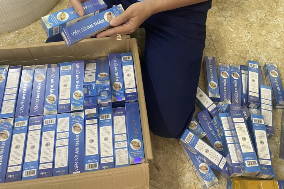 Hà Nội triệt phá cơ sở kinh doanh hàng trăm hộp viên sủi an thần giả