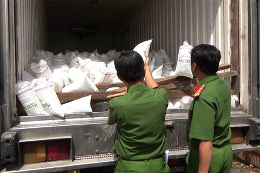 Xe tải vận chuyển hơn 2,4 triệu con tôm giống không có giấy chứng nhận kiểm dịch