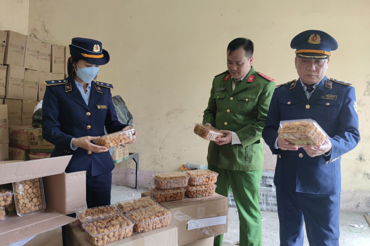 Quản lý thị trường Long An phát hiện, ngăn chặn 5 tấn đường cát nhập lậu