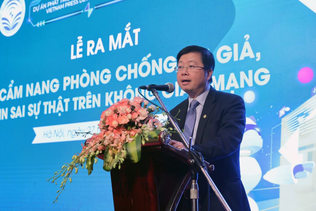 Ra mắt Cẩm nang phòng chống tin giả, tin sai sự thật trên không gian mạng