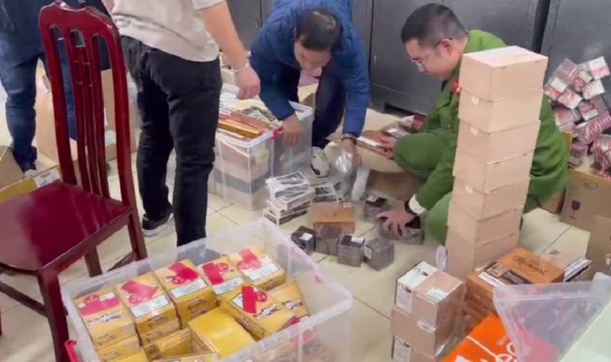 Quảng Ninh phát hiện cửa hàng bày bán công khai hàng nhập lậu