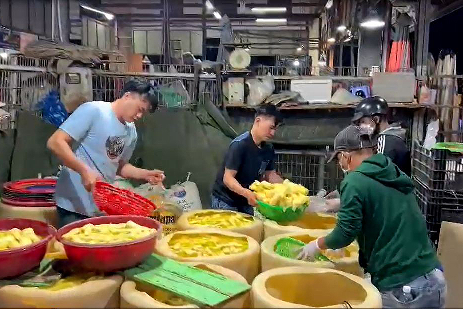 Phát hiện 3 cơ sở ngâm hóa chất tẩy trăng măng, ngó sen ở chợ Bình Điền