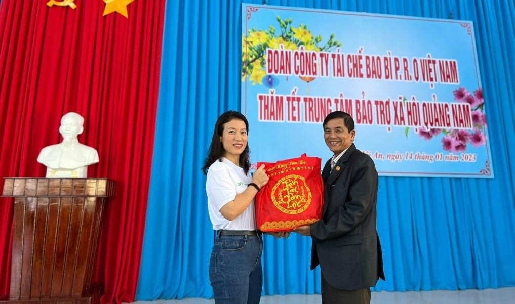 Bà Chu Thị Kim Thanh - Giám đốc PRO Việt Nam đại diện đoàn tặng quà cho ông Trần Phước Tuấn - đại diện Trung tâm Bảo trợ xã hội Quảng Nam.