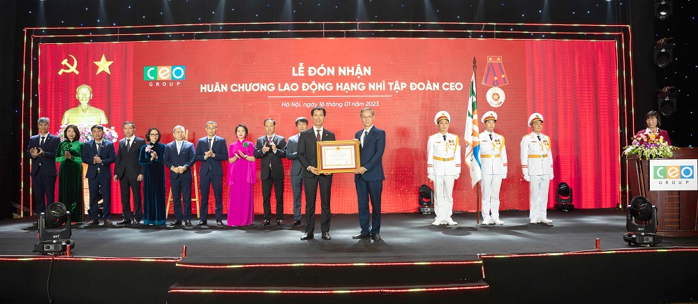 Thừa ủy quyền Chủ tịch nước, ông Phan Văn Hùng, Phó Trưởng ban Ban Thi đua, Khen thưởng Trung ương, đã trao Huân chương Lao động hạng Nhì cho Tập đoàn CEO.