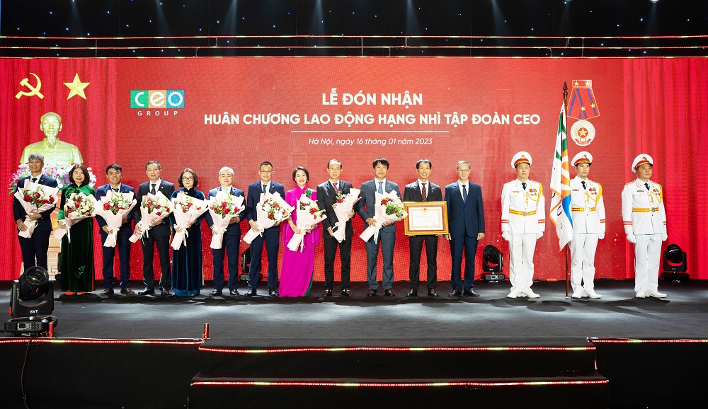 Ông Phan Văn Hùng, Phó Trưởng ban Ban Thi đua, Khen thưởng Trung ương, tặng hoa chúc mừng Ban lãnh đạo Tập đoàn CEO.