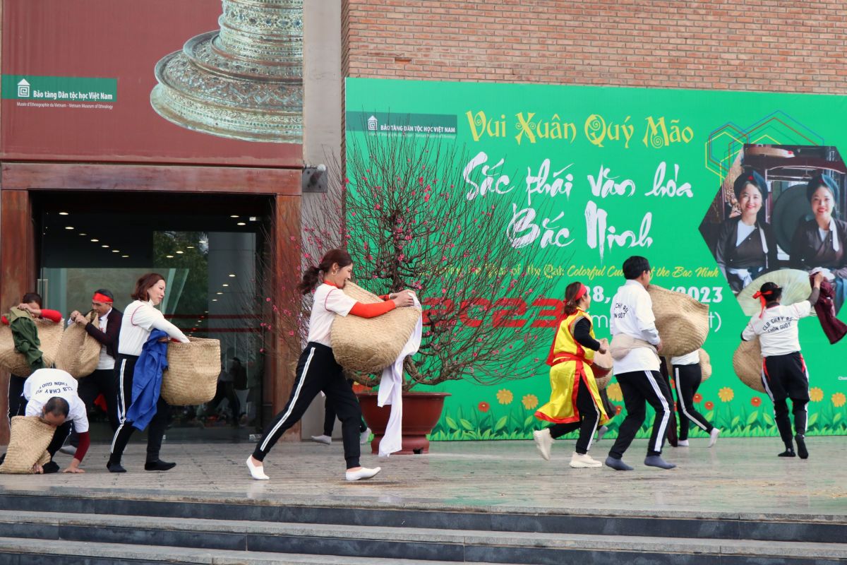 Các nghệ nhân thôn Guột, Việt Hùng, Quế Võ, Bắc Ninh trình diễn trò chạy ró.