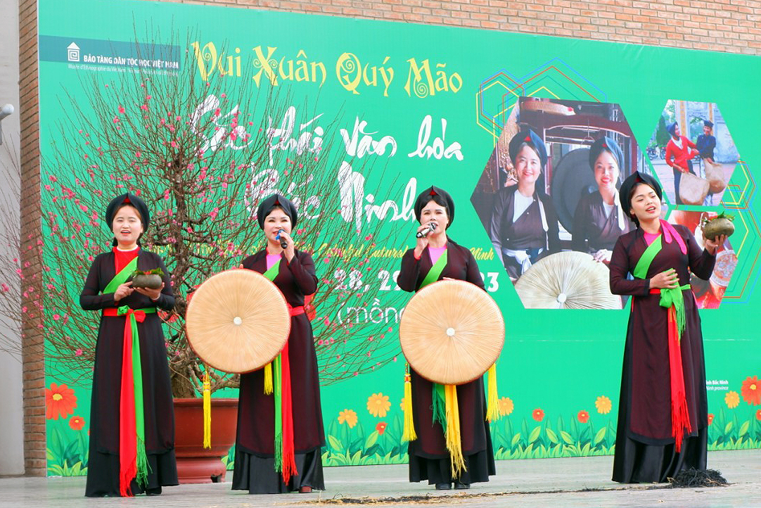 Trình diễn hát quan họ Bắc Ninh.