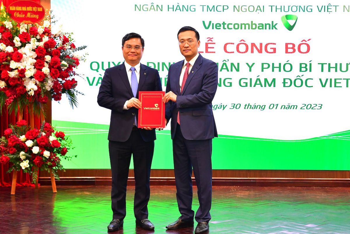 Ông Phạm Quang Dũng - Chủ tịch HĐQT Vietcombank (phải) trao quyết định bổ nhiệm Tổng giám đốc Vietcombank cho ông Nguyễn Thanh Tùng.