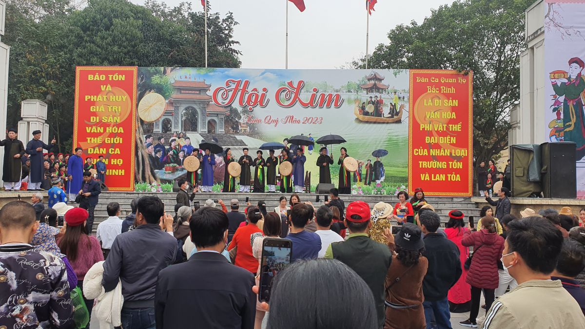 Hội Lim thu hút đông đảo người dân khắp mọi miền Tổ quốc về trẩy hội.