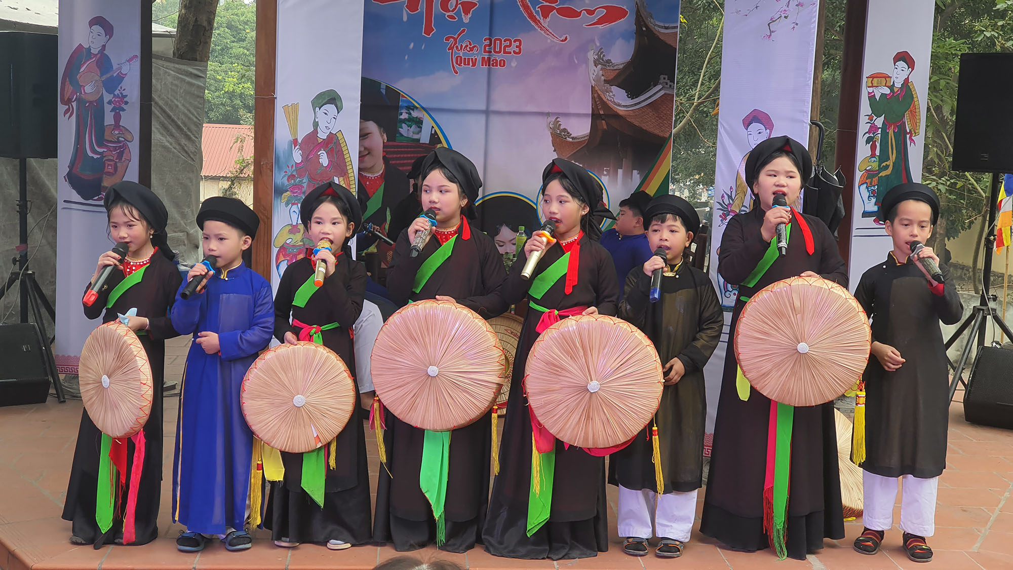 Các anh hai, chị hai nhí ở Câu lạc bộ quan họ măng non xã Hoàn Sơn, huyện Tiên Du hát quan họ tại đồi Lim thu hút rất đông du khách.