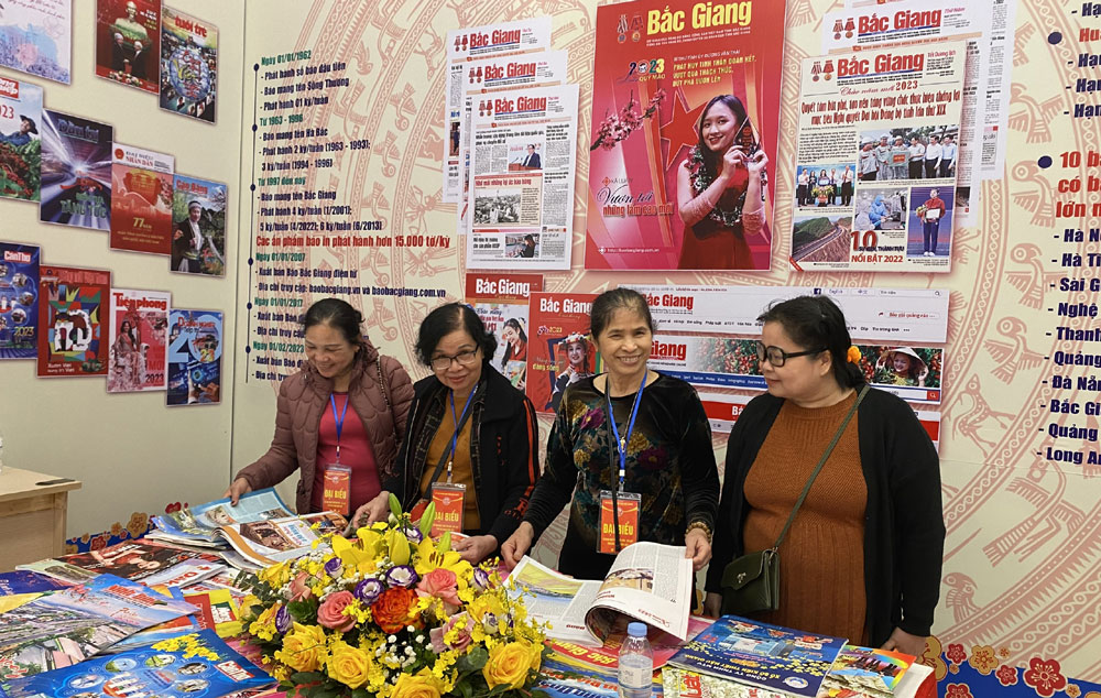 Du khách thăm gian trưng bày của Báo Bắc Giang tại Hội báo Xuân.