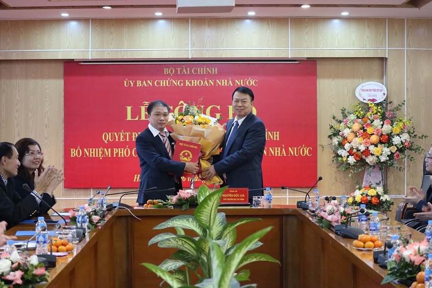 Thứ trưởng Tài Chính Nguyễn Đức Chi trao quyết định bổ nhiệm cho ông Lương Hải Sinh (bên trái).