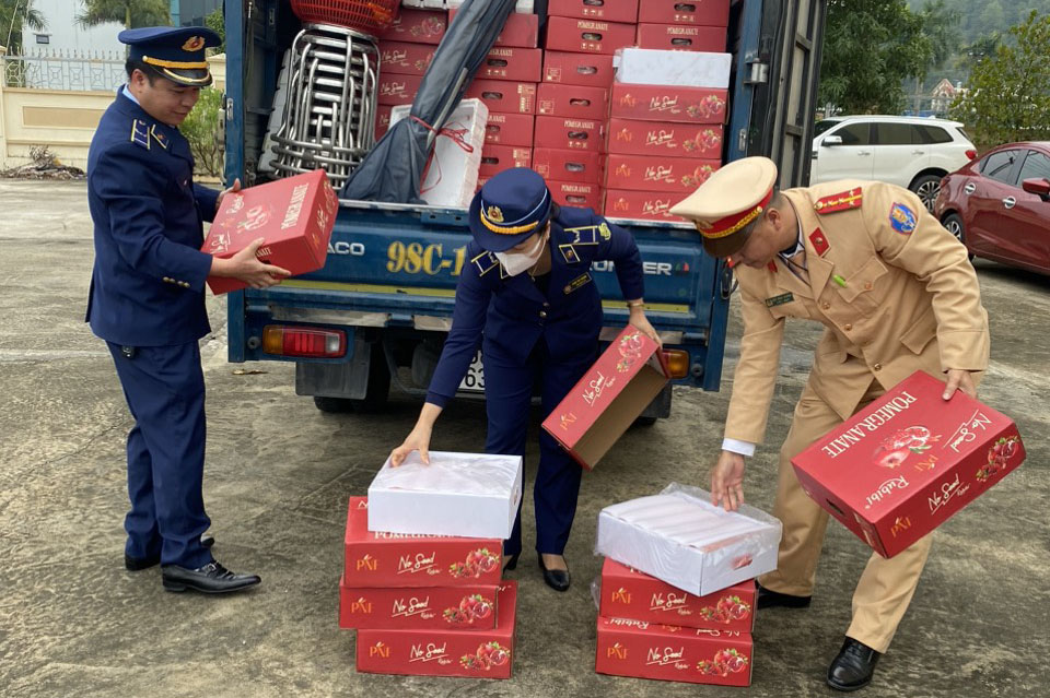 Quảng Ninh tạm giữ 1,2 tấn thực phẩm có dấu hiệu nhập lậu