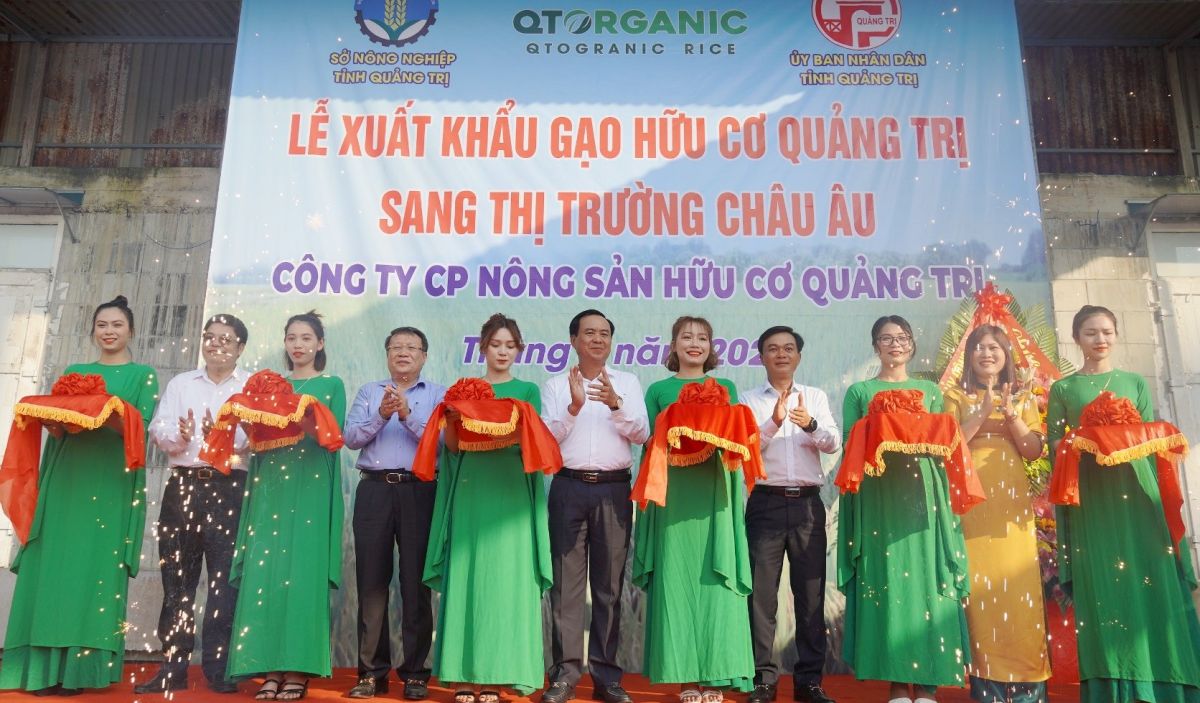 Lãnh đạo UBND tỉnh Quảng Trị tham dự lễ xuất khẩu 15 tấn gạo hữu cơ Quảng Trị (lô đầu tiên) sang thị trường châu Âu.