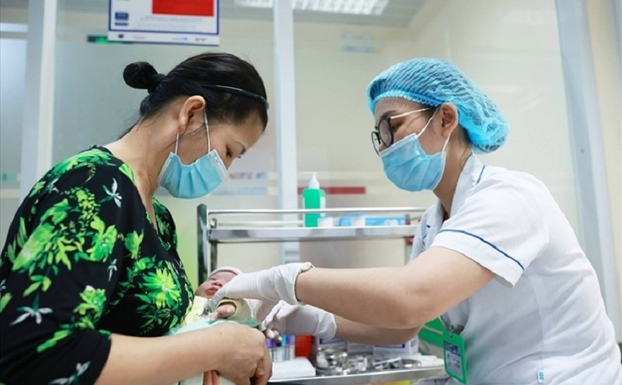 Tăng phụ cấp ưu đãi với viên chức y tế dự phòng, y tế cơ sở lên 100%