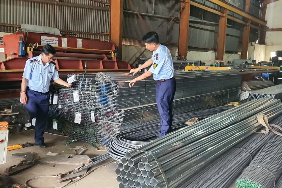 Buôn bán thép không có nhãn, một đơn vị kinh doanh bị xử phạt