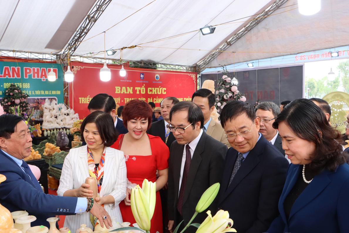 Các lãnh đạo tỉnh Bắc Ninh tham quan các gian trưng bày.