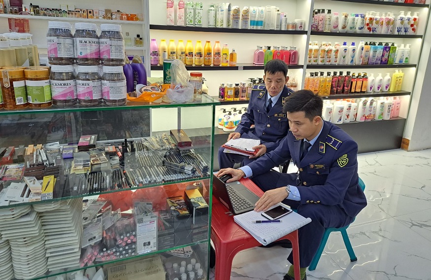Lực lượng Quản lý thị trường kiểm tra hàng hóa tại cửa hàng.