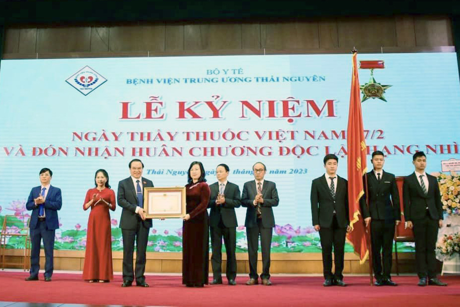Thừa uỷ quyền của lãnh đạo Đảng, Nhà nước, Bộ trưởng Bộ Y tế Đào Hồng trao tặng Huân chương Độc lập hạng Nhì cho tập thể Bệnh viện Trung ương Thái Nguyên.