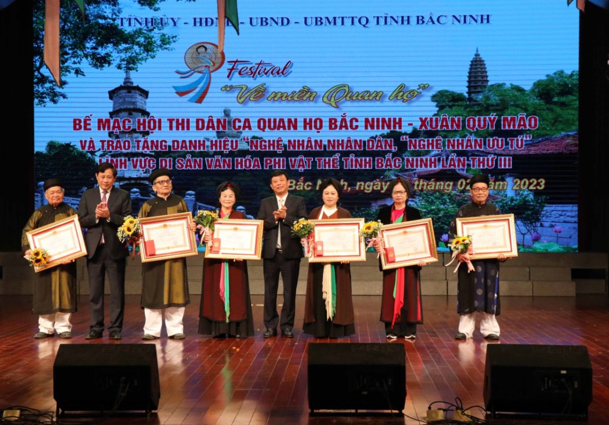 Lãnh đạo tỉnh trao Bằng công nhận Nghệ nhân nhân dân cho 6 nghệ nhân.