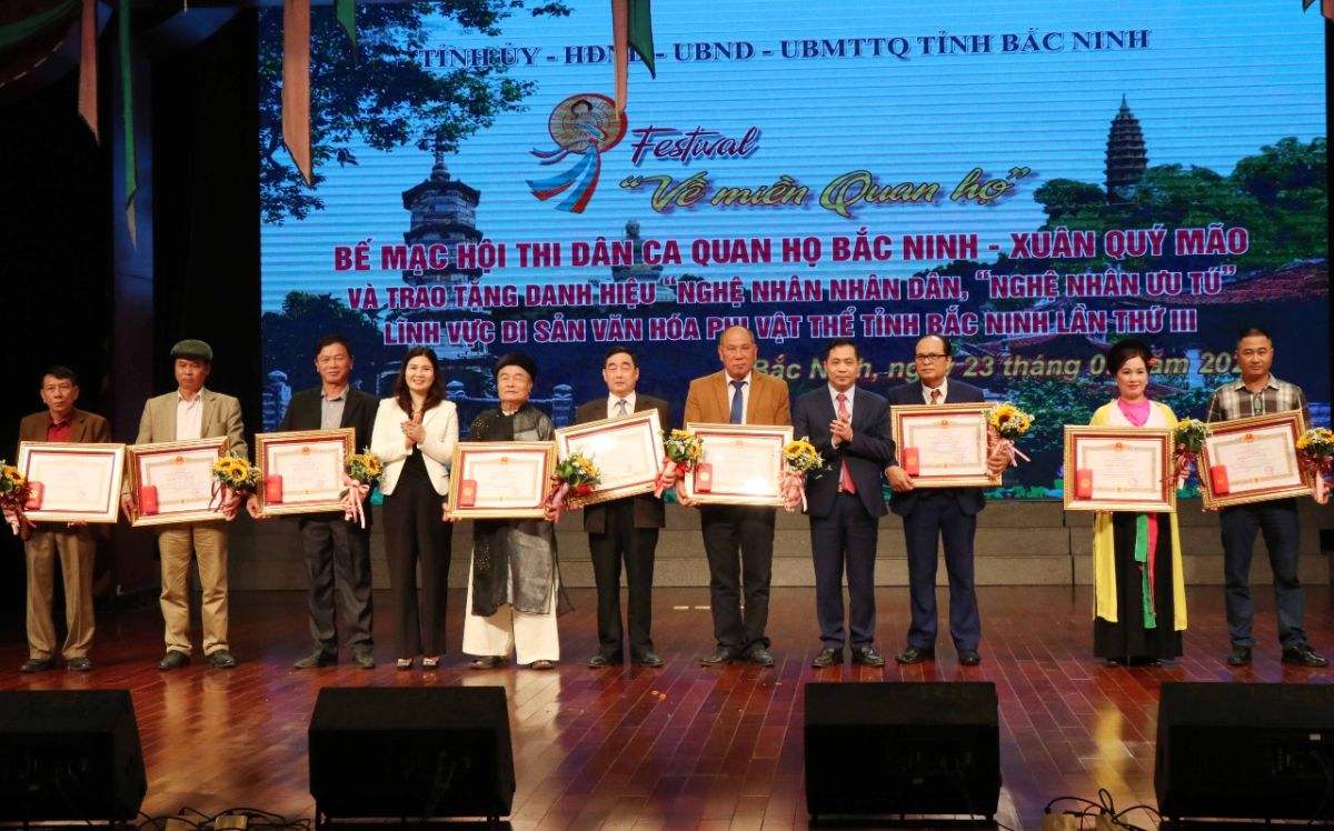 Giám đốc Sở Văn hóa thể thao và du lịch tỉnh Bắc Ninh trao Bằng công nhận nghệ nhân ưu tú.