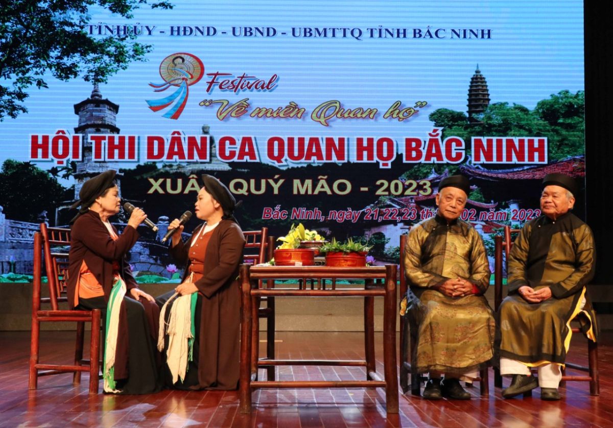 Các nghệ nhân nhân dân và Nghệ nhân ưu tú hát bài Quan họ cổ.