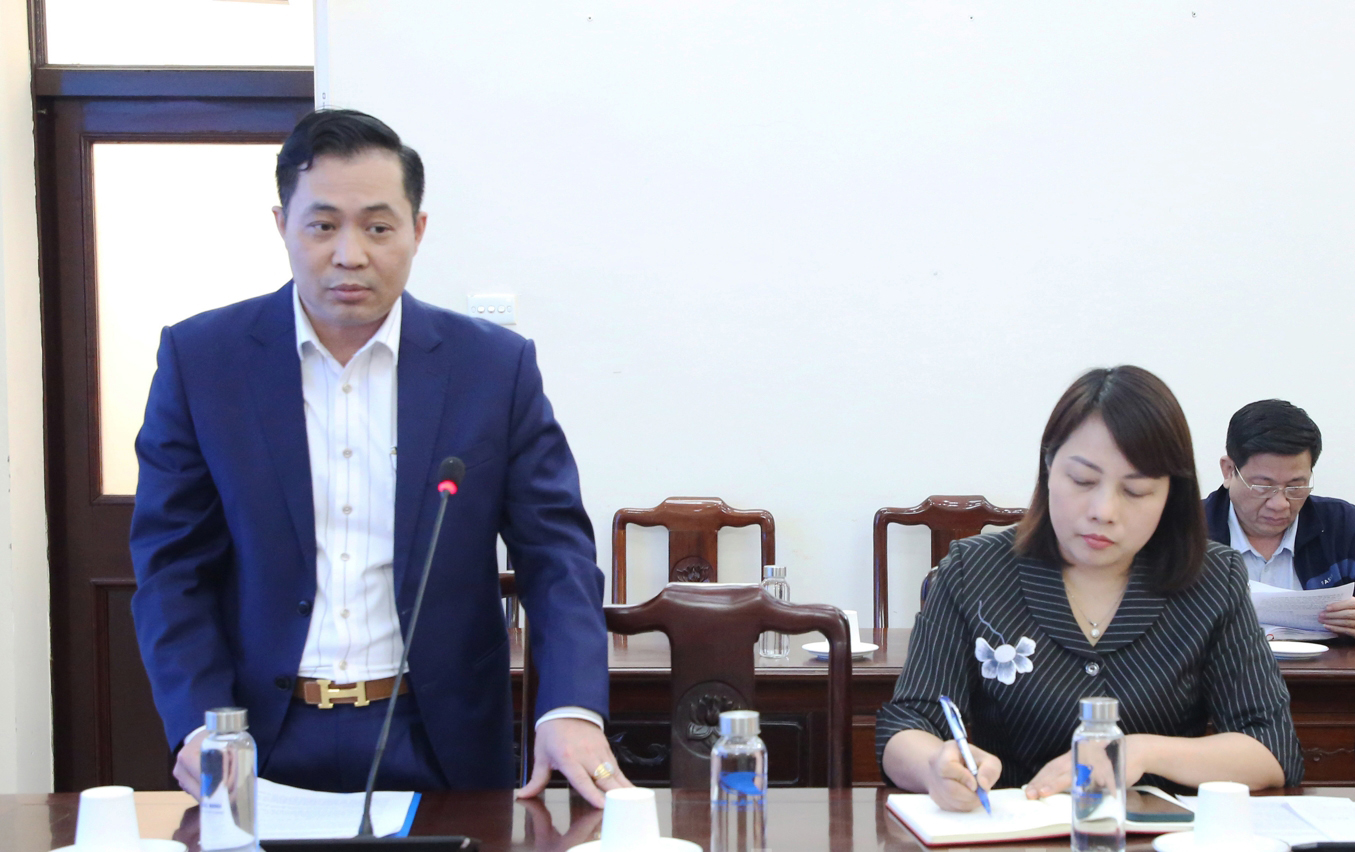 Giám đốc Sở Văn hoá, Thể thao và Du lịch Trịnh Hữu Hùng báo cáo tại hội nghị.