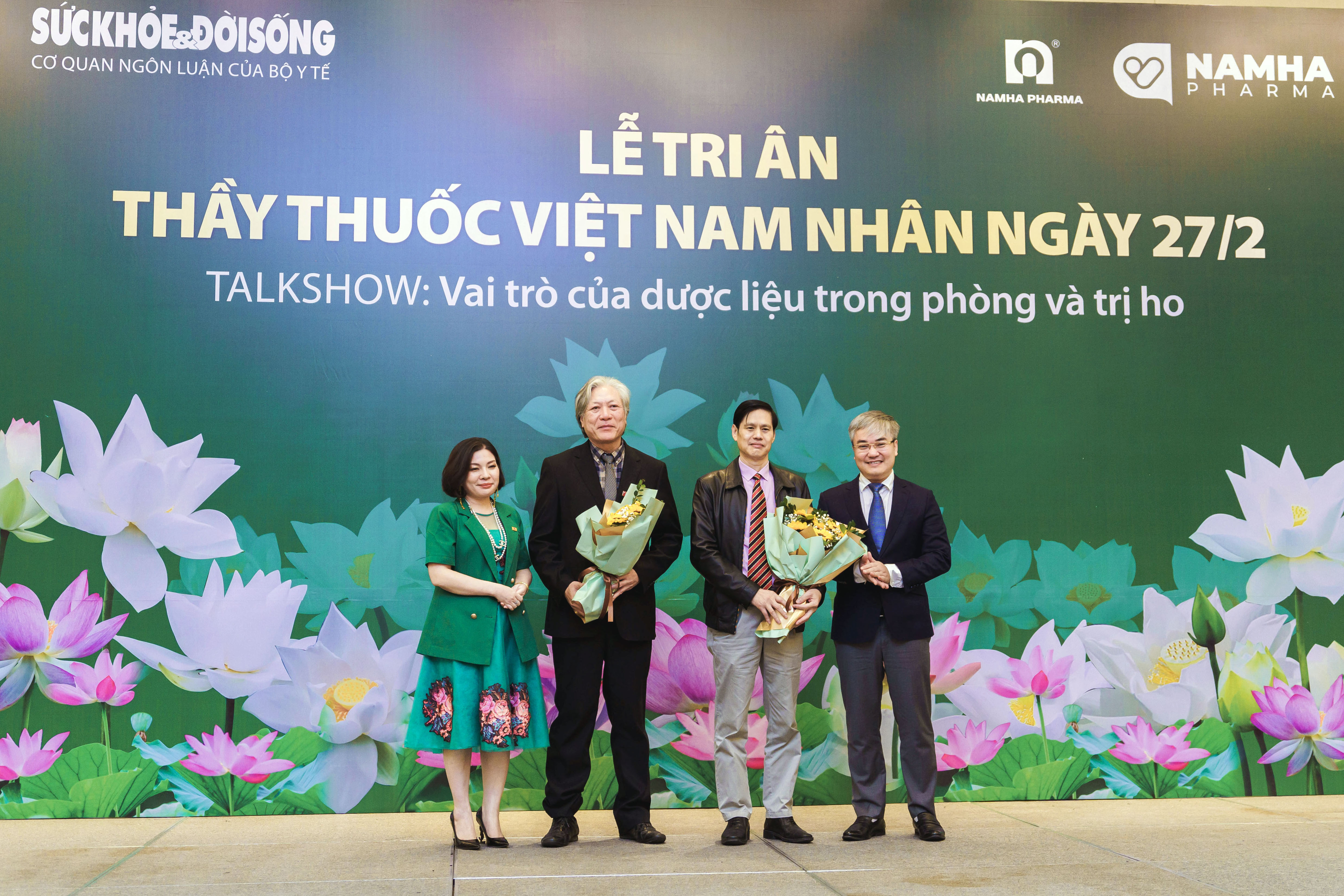 Lãnh đạo Công ty Cổ phần Dược phẩm Nam Hà và lãnh đạo báo Sức khỏe & Đời sống tặng hoa tri ân nhân ngày Thầy thuốc Việt Nam.