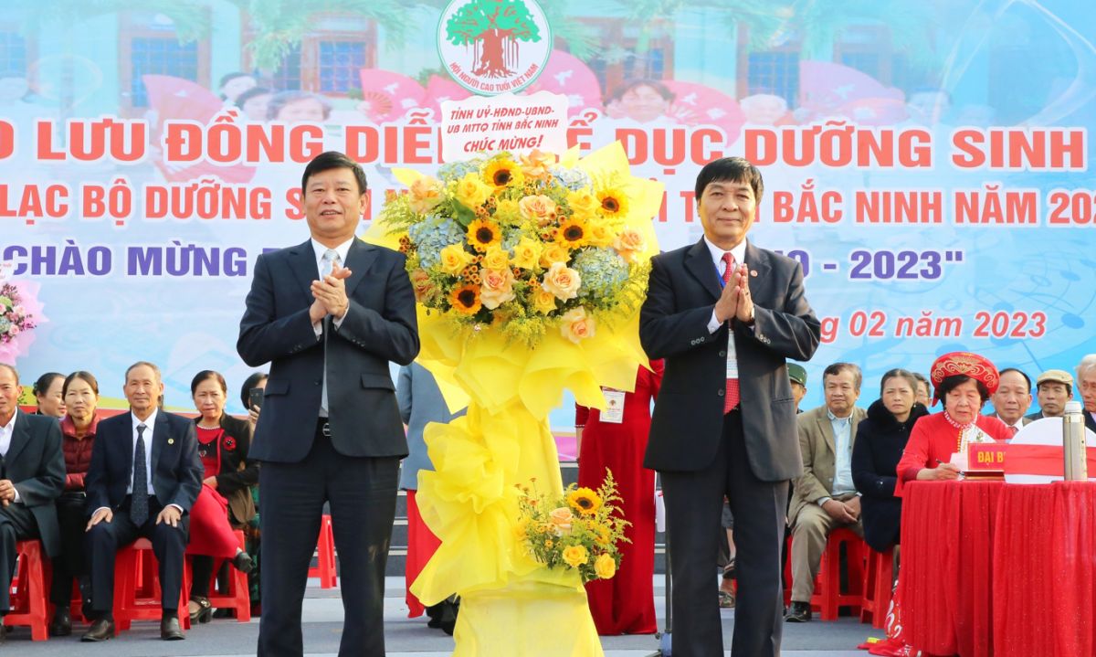 Phó Chủ tịch UBND tỉnh Ngô Tân Phượng chúc mừng các câu lạc bộ tham gia chương trình.