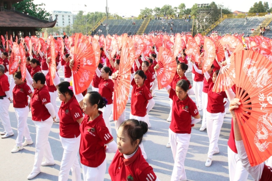 Màn biểu diễn tự chọn bài thái cực song quạt của huyện Yên Phong.