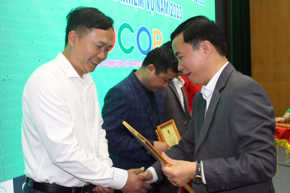 Ông Dương Thanh Tùng, Giám đốc Sở Nông nghiệp và PTNT tỉnh trao giấy chứng nhận sản phẩm OCOP 4 sao ổi Tân Yên cho đại diện HTX Nông nghiệp Quyên Phong (Tân Yên).