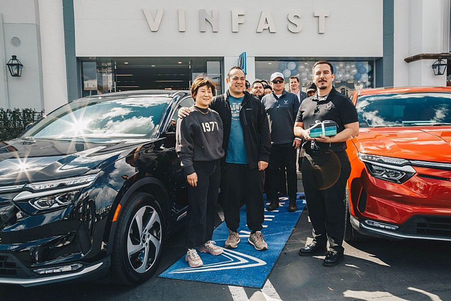 Vợ chồng ông James và bà Nicole Wang - một trong những khách hàng đầu tiên nhận xe VinFast VF 8 tại Mỹ.