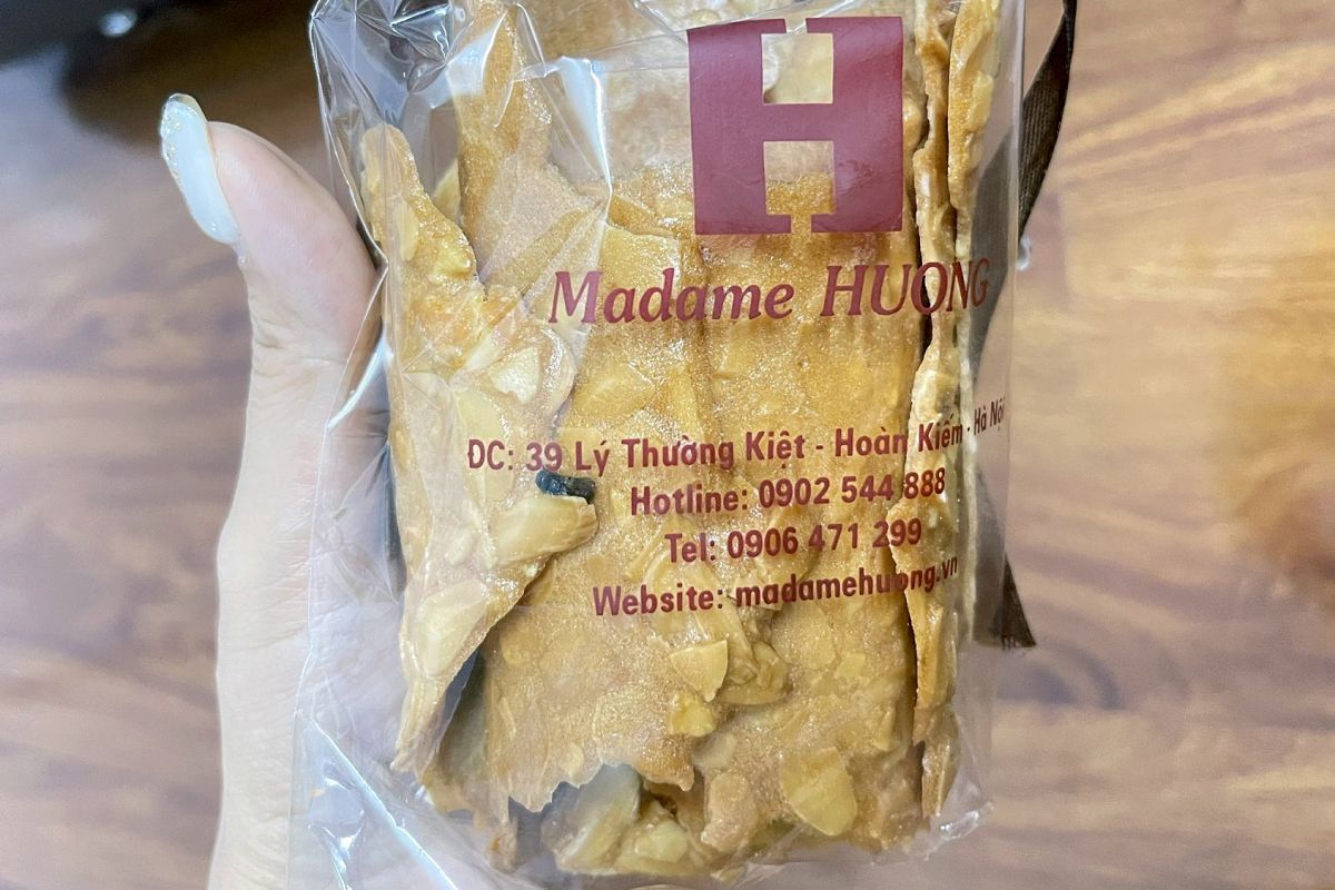 Khách hàng phát hiện bánh Madame Hương có dị vật giống ruồi, nhặng khi mua hàng tại cửa hàng 39 Lý Thường Kiệt, Hà Nội.