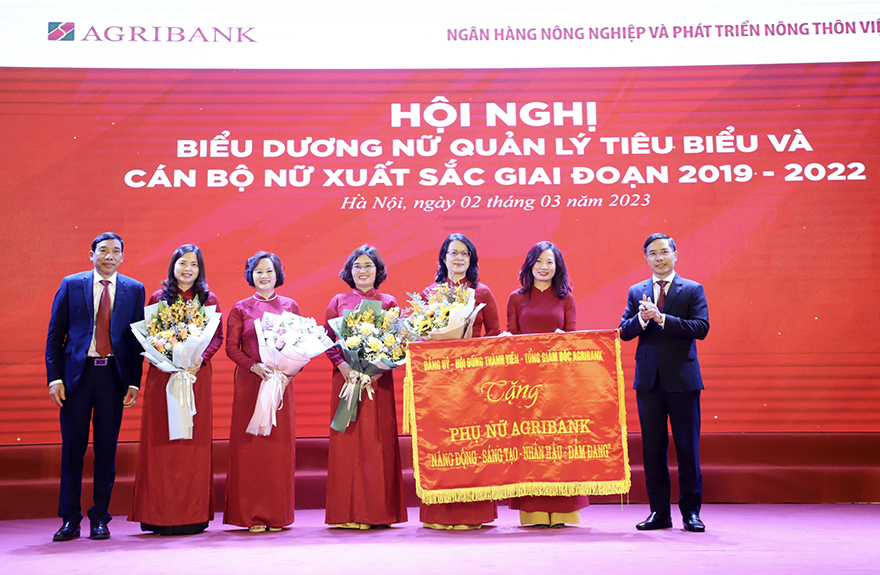 Đảng ủy - Hội đồng thành viên - Ban điều hành Agribank trao tặng nữ đoàn viên, người lao động bức trướng với 8 chữ vàng: Năng động – Sáng tạo – Nhân hậu – Đảm đang.