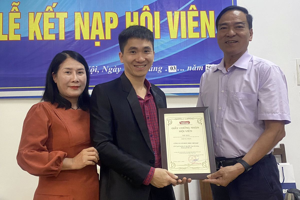 Ông Trịnh Văn Ngọc - Phó Chủ tịch Hiệp hội VATAP - trao Quyết định công nhận Hội viên cho ông Nguyễn Xuân Hợp - Tổng Giám đốc Công ty Cổ phần Midu MenaQ7.