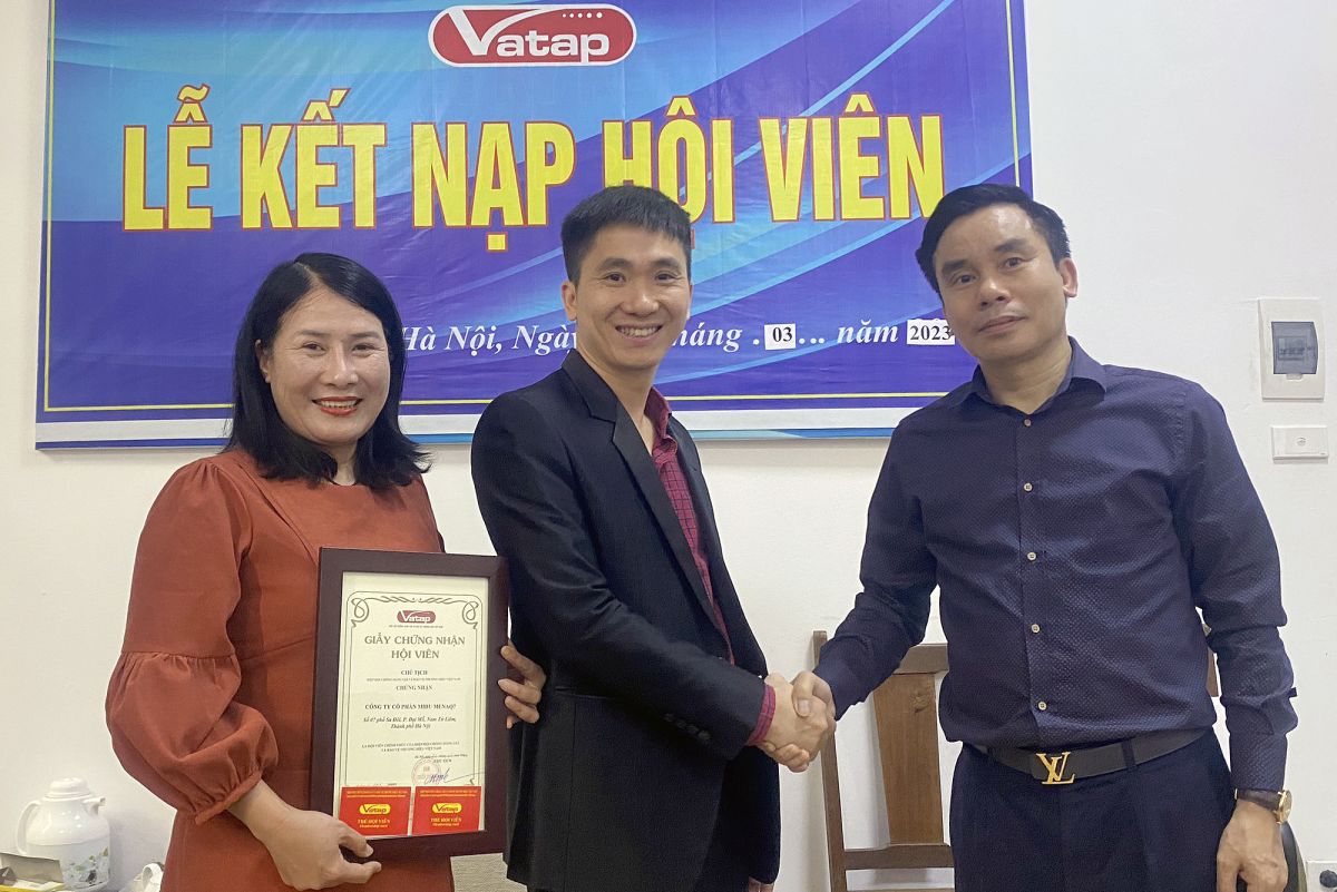 Ông Phạm Xuân Vinh - Phó Chủ tịch Thường trực Hiệp hội VATAP - chúc mừng Hội viên mới.