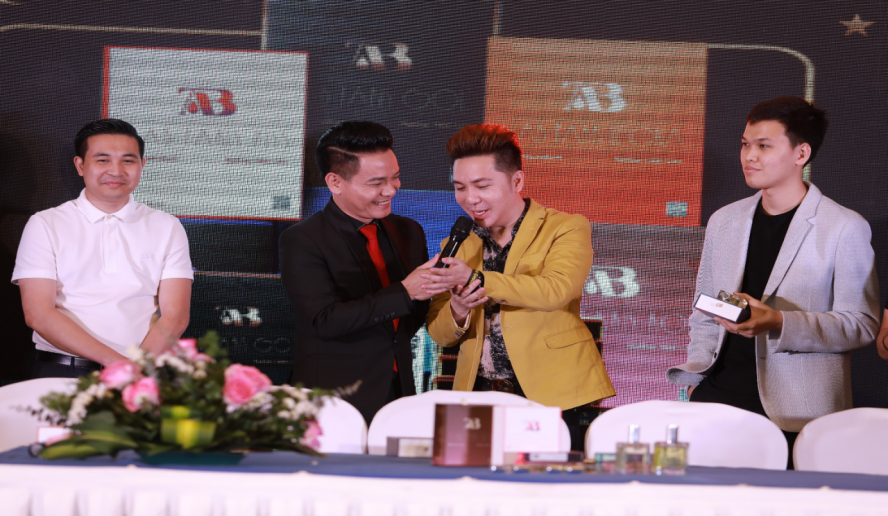 Trải nghiệm mùi hương trên sân khấu cùng Khách mời: CEO Thực Nguyễn Group, Ca sĩ Minh vương M4U, Streamer Chim sẻ đi nắng.