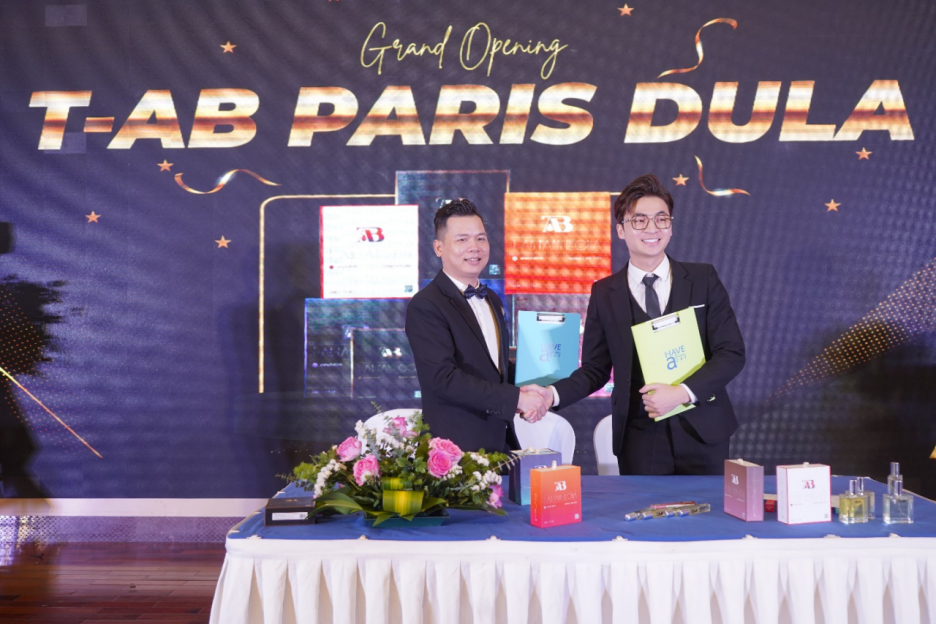 Ông Đinh Xuân Dương – Giám đốc Công ty FLYG Entertainment và ông Đặng Quốc Anh – CEO Công ty CP Quốc tế T-AB Group ký kết hợp tác chiến lược.