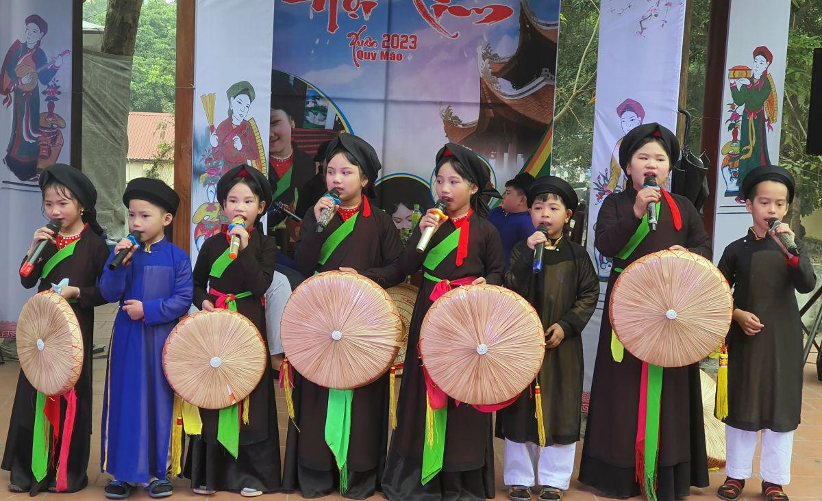 Câu lạc bộ Quan họ Măng non xã Hoàn Sơn biểu diễn tại Lễ hội vùng Lim năm 2023.