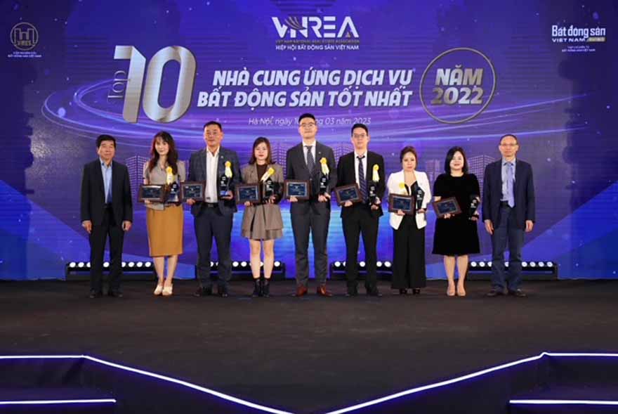 Bà Nguyễn Thị Thu Quỳnh, Phó Giám đốc Trung tâm Nghiên cứu và quản lý sản phẩm Công ty cổ phần Tập đoàn Meey Land (thứ 3 từ phải sang) nhận giải thưởng tại lễ vinh danh.