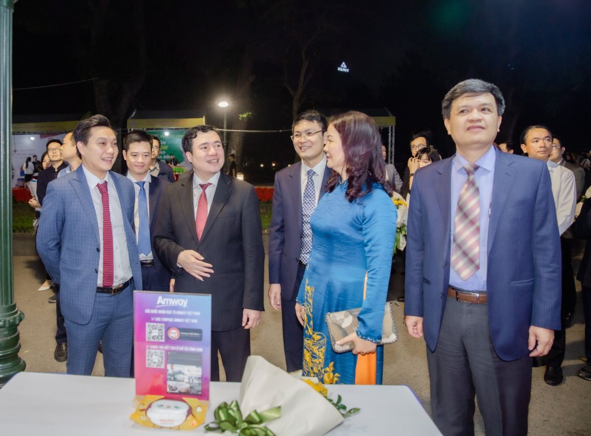 Các đại biểu tham quan gian hàng của Amway Việt Nam.