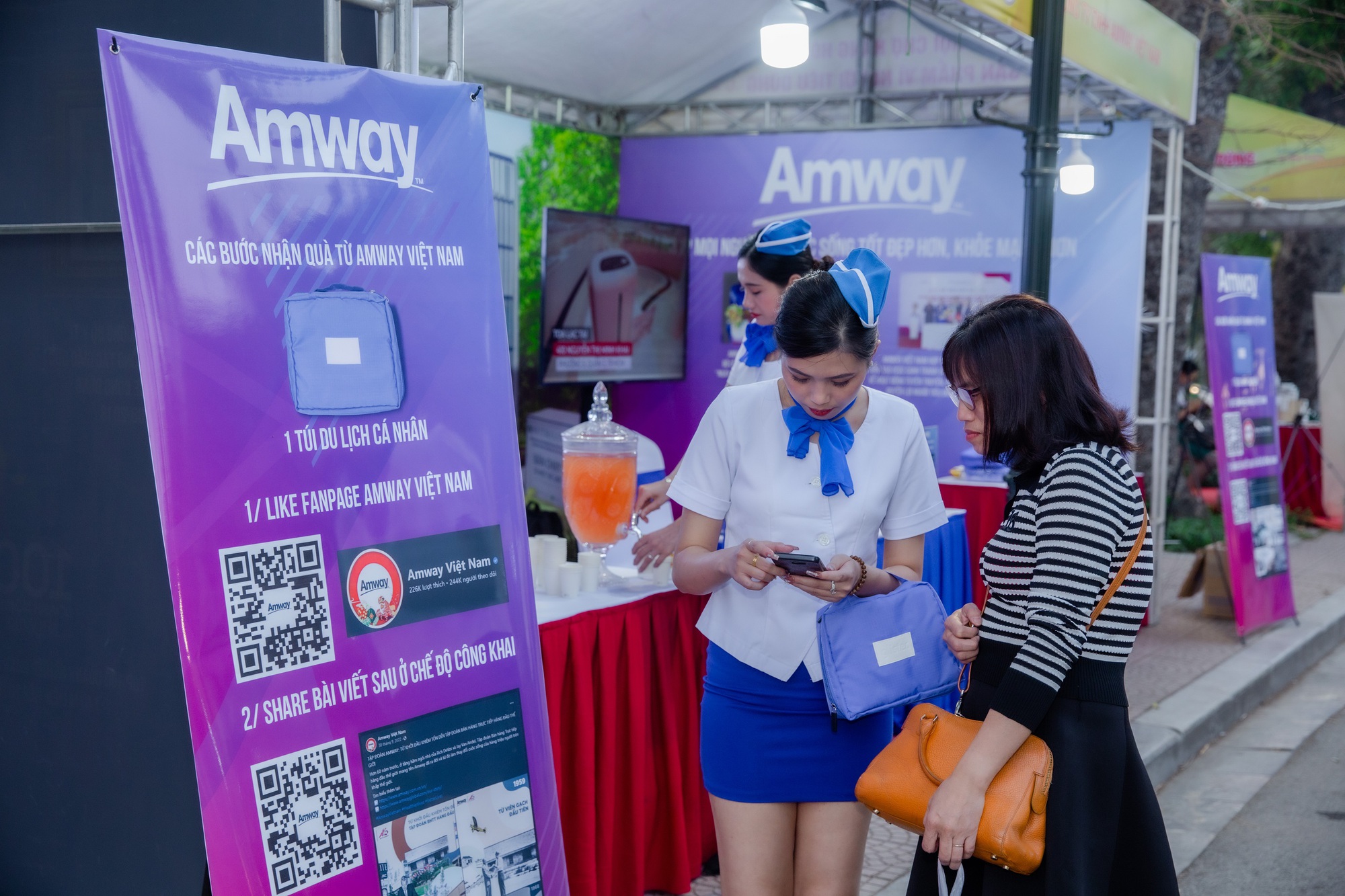 Các đại biểu tham quan gian hàng của Amway Việt Nam.
