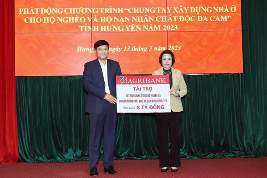 Tổng Giám đốc Agribank Phạm Toàn Vượng trao biểu trưng tài trợ cho Đại diện Ủy ban Mặt trận Tổ quốc Việt Nam tỉnh Hưng Yên.