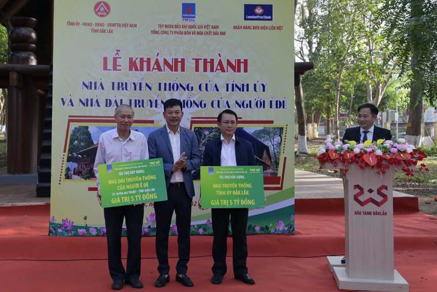 PVFCCo tài trợ 10 tỷ đồng cho 2 công trình "Nhà truyền thống của Tỉnh ủy Đắk Lắk" và "Nhà dài truyền thống của người Ê đê".