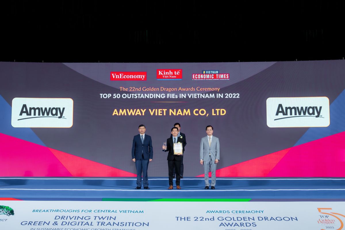 Ông Huỳnh Thiên Triều - Tổng Giám đốc Amway Việt Nam nhận giải thưởng từ Ban tổ chức.