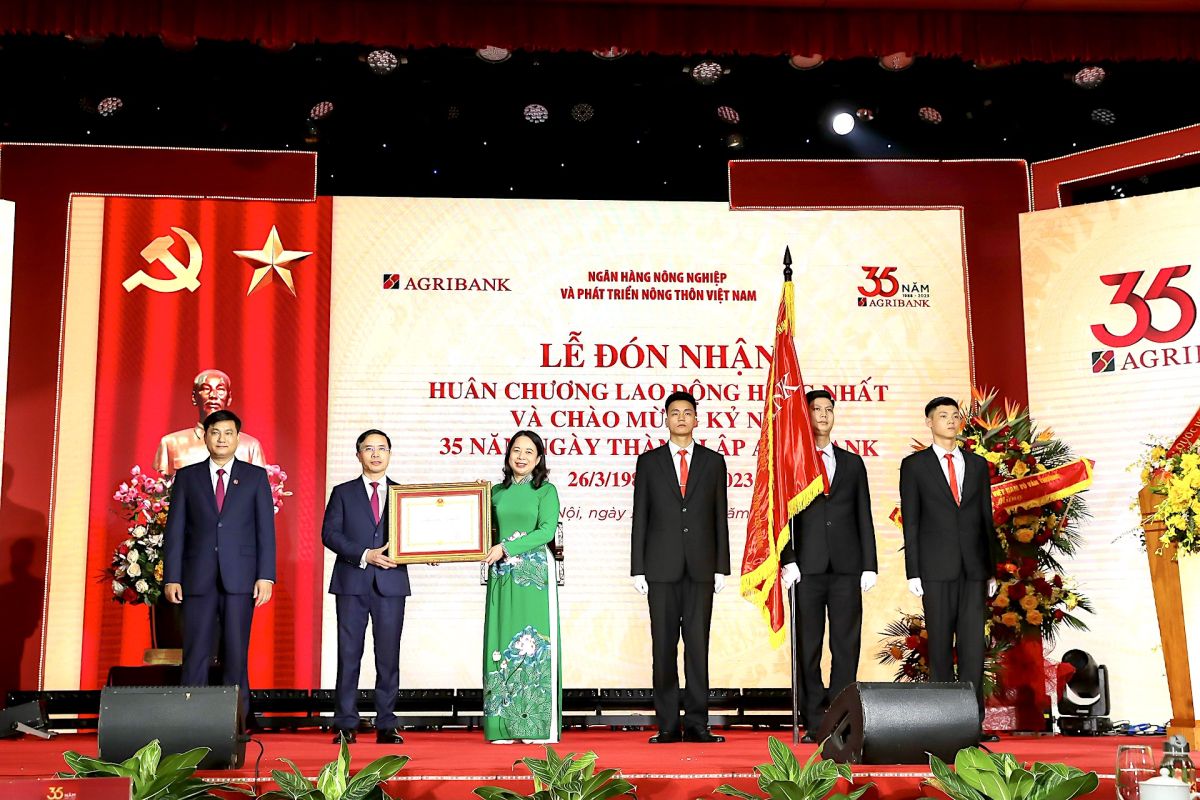 Phó Chủ tịch nước Võ Thị Ánh Xuân trao Huân chương Lao động Hạng Nhất cho đại diện Agribank.